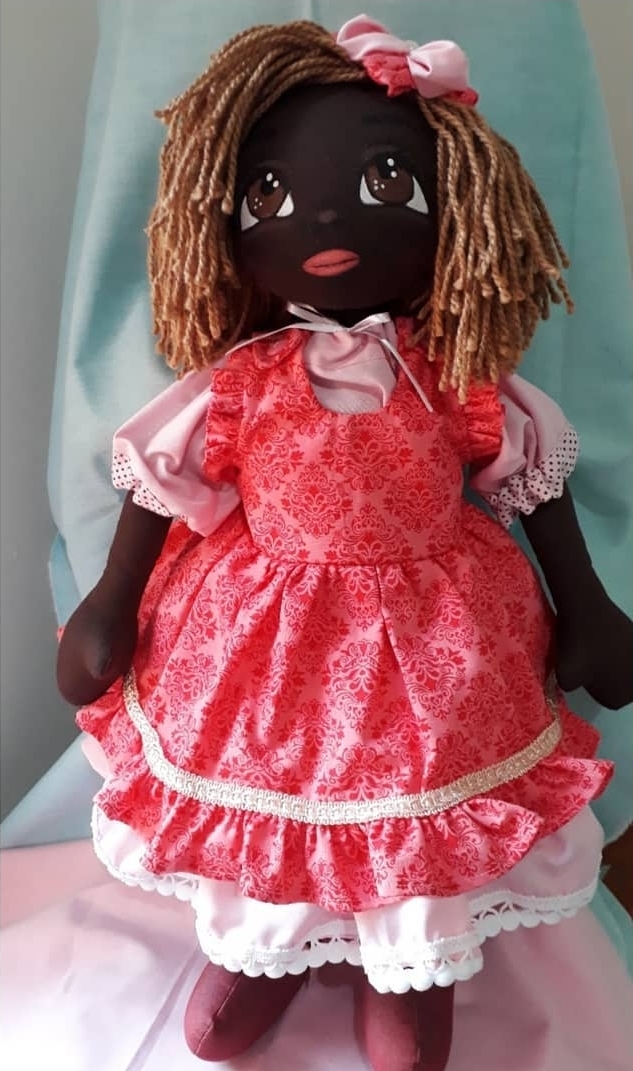 Boneca artesanal negra com vestido coral