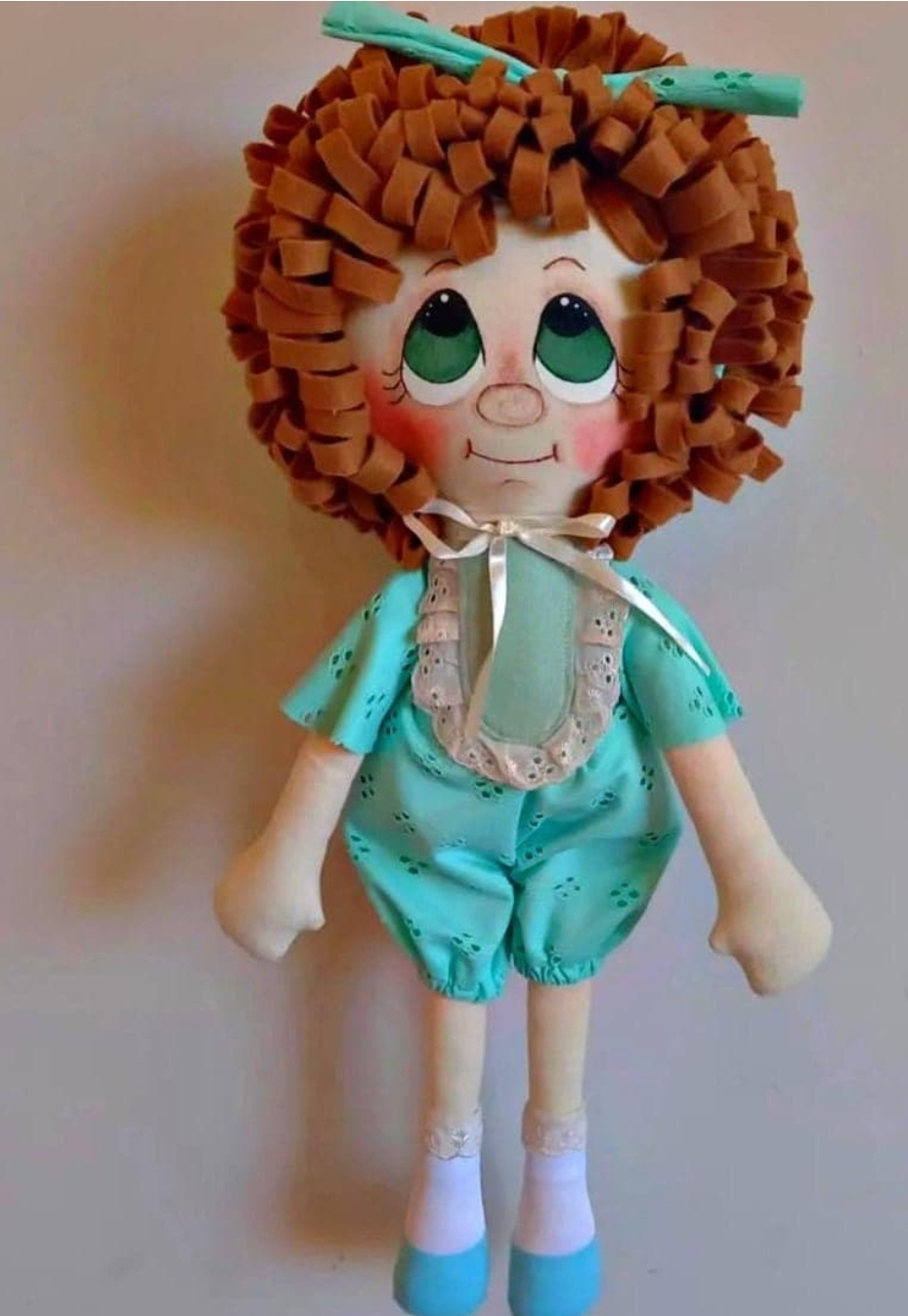 Boneca artesanal ruiva cacheada com roupa verde