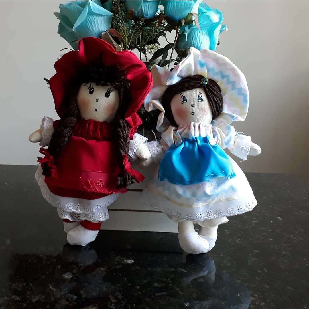 Dupla de bonecas artesanais com chapéu