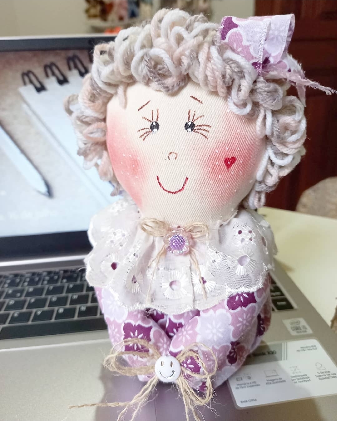 Peso de porta boneca lilás com cabelo cacheado
