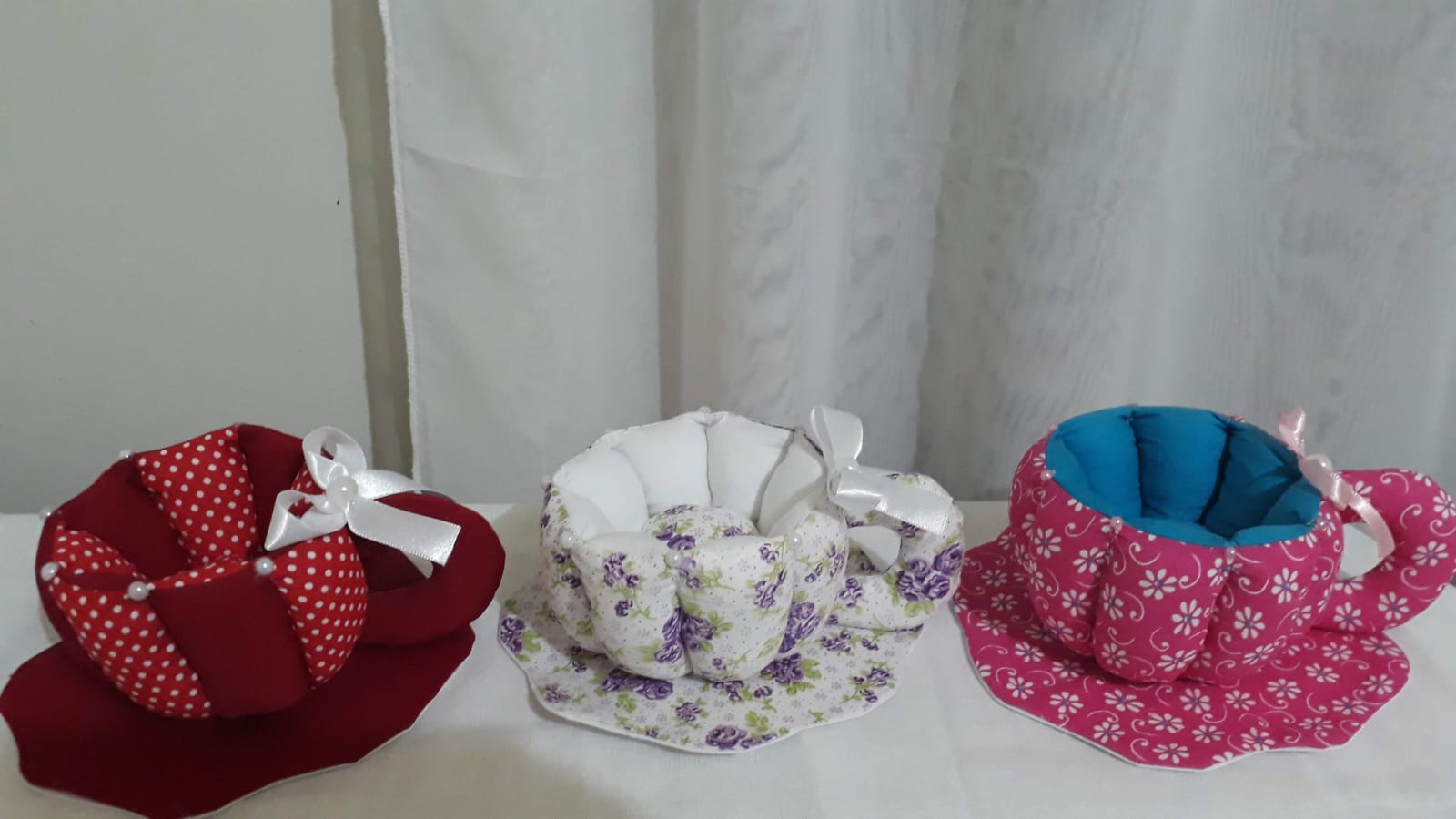 Xícaras decorativas coloridas em tecido